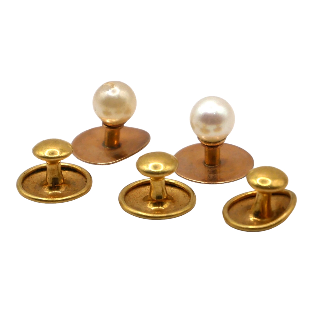 THREE 18CT YELLOW GOLD DRESS STUDS, HALLMARKED LONDON, 1920, TOGETHER WITH TWO 9CT GOLD DRESS STUDS.