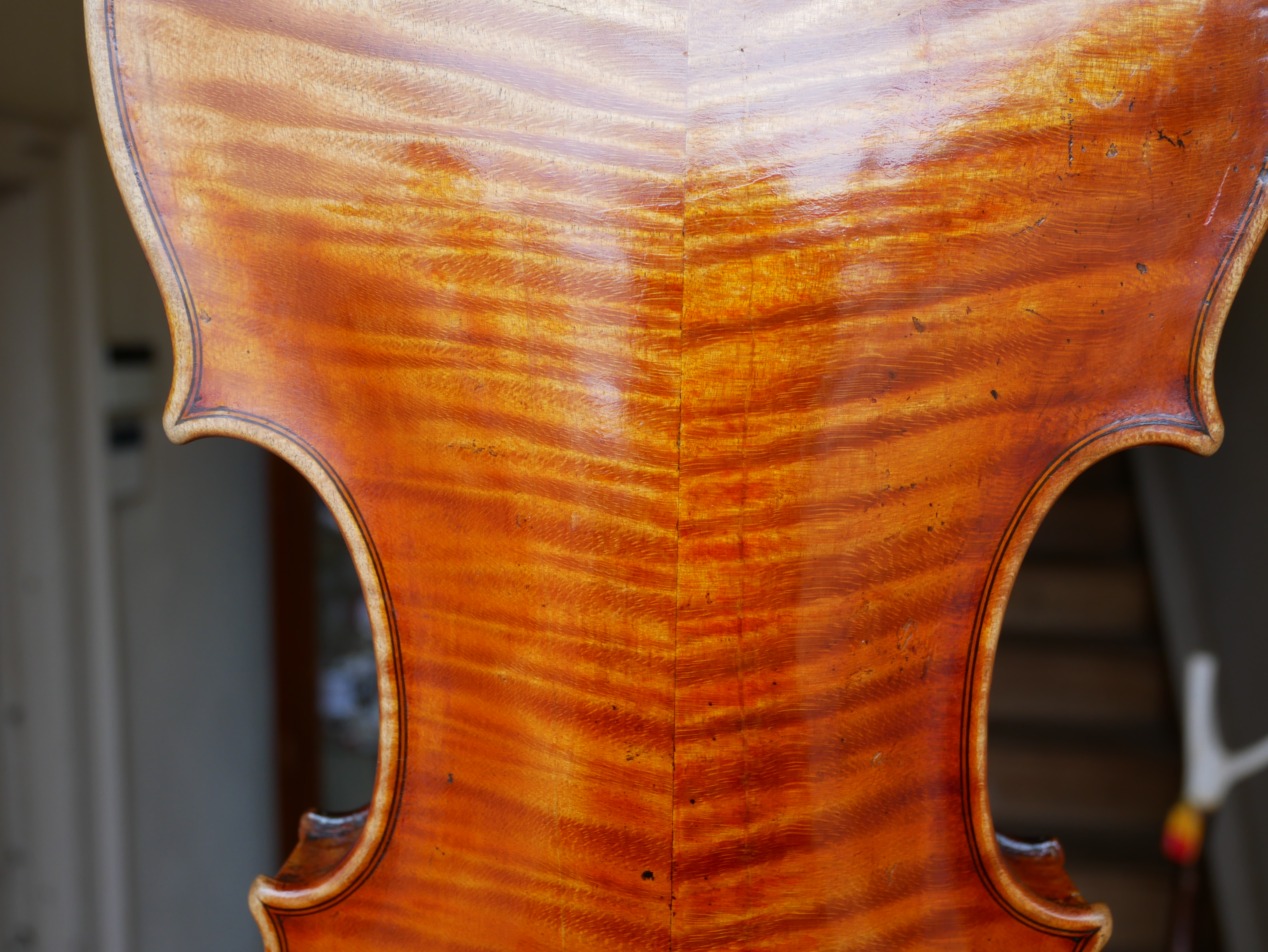 AN EARLY MID 19TH CENTURY FRENCH VIOLIN Indecipherable internal label, colour, orange oily, one - Bild 7 aus 46
