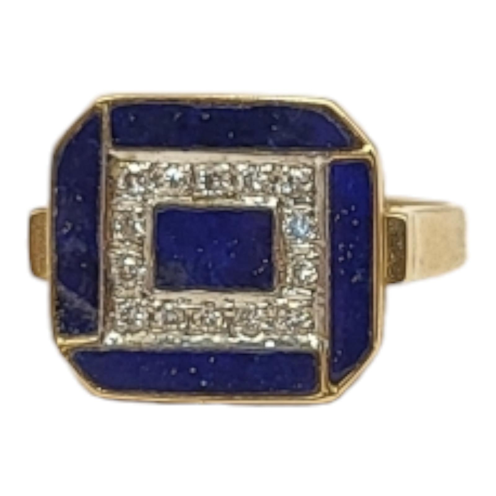 A CONTINENTAL 14CT GOLD, DIAMOND AND LAPIS LAZULI RING Having a row of round cut diamonds edged with - Bild 7 aus 9