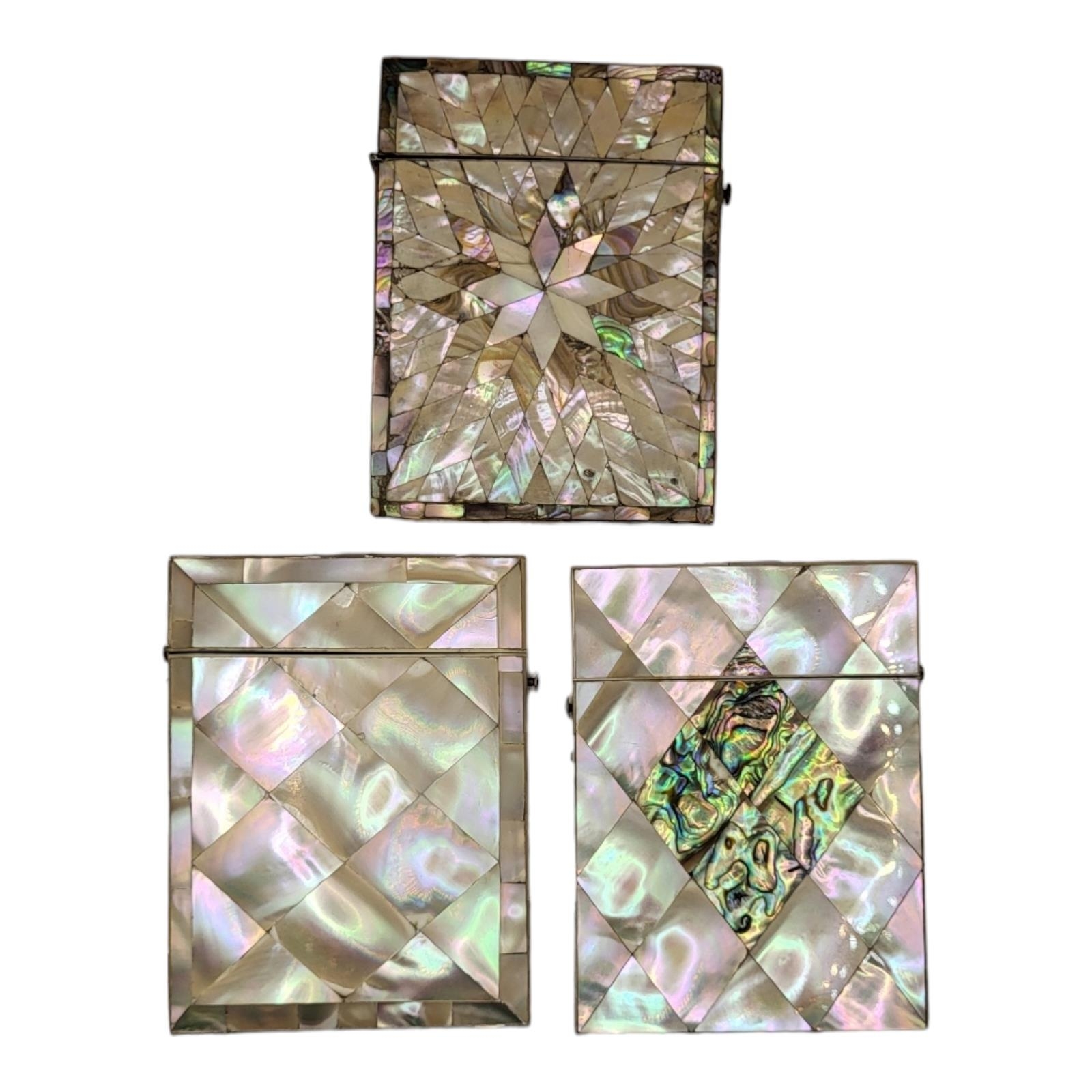 A COLLECTION OF THREE 19TH CENTURY MOTHER OF PEARL CALLING CARD CASES Rectangular form with - Bild 3 aus 3