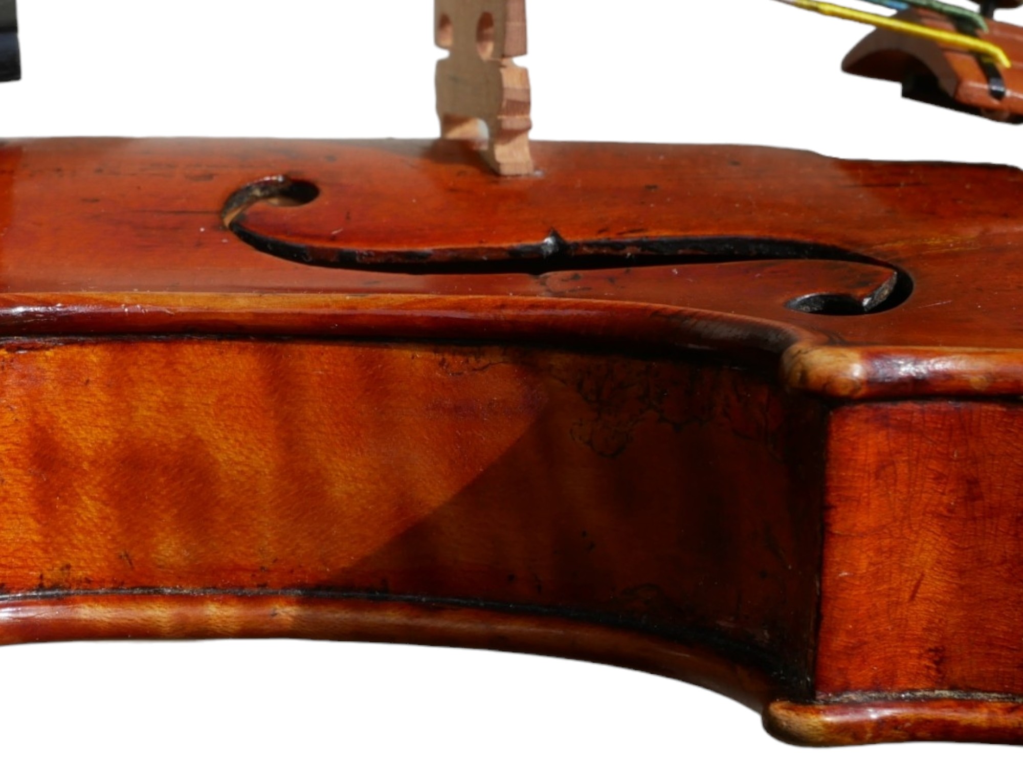 AN EARLY MID 19TH CENTURY FRENCH VIOLIN Indecipherable internal label, colour, orange oily, one - Bild 34 aus 46