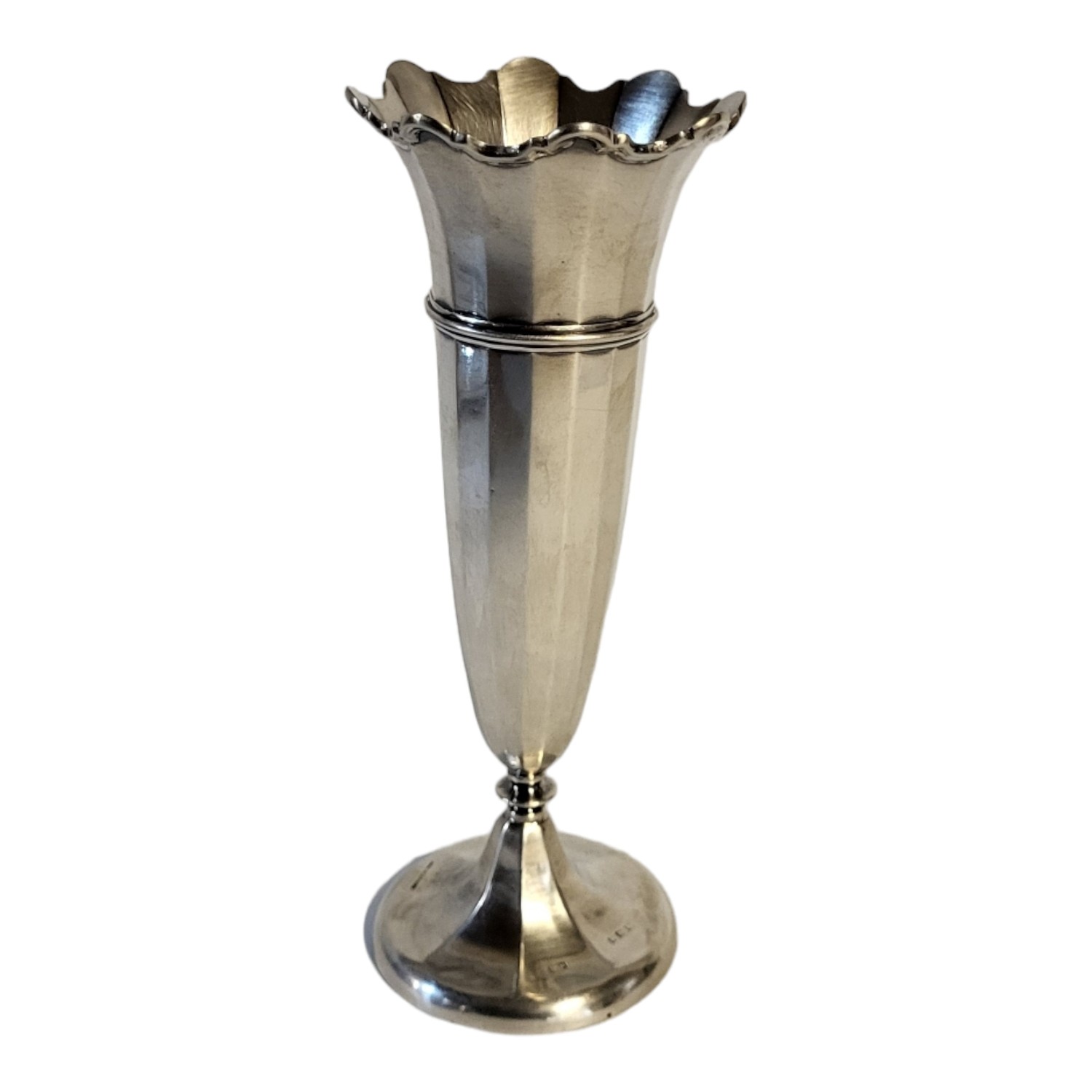 AN EARLY 20TH CENTURY SILVER TRUMPET VASE Having a scrolled flared rim with reeded design on - Image 3 of 3