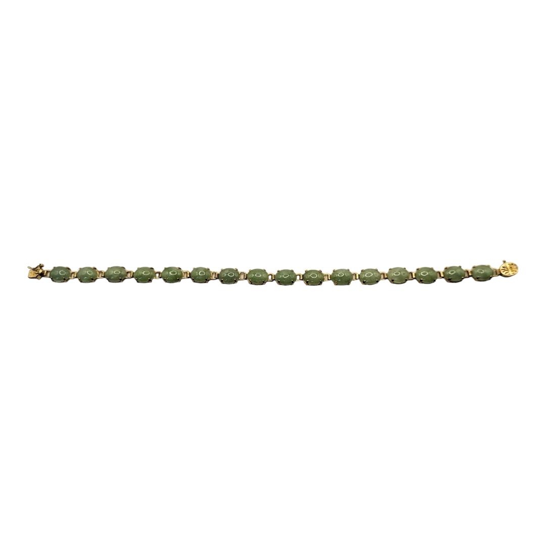 A VINTAGE CHINESE 14CT GOLD AND JADE BRACELET Having a row of cabochon cut stones with a pierced - Bild 3 aus 3