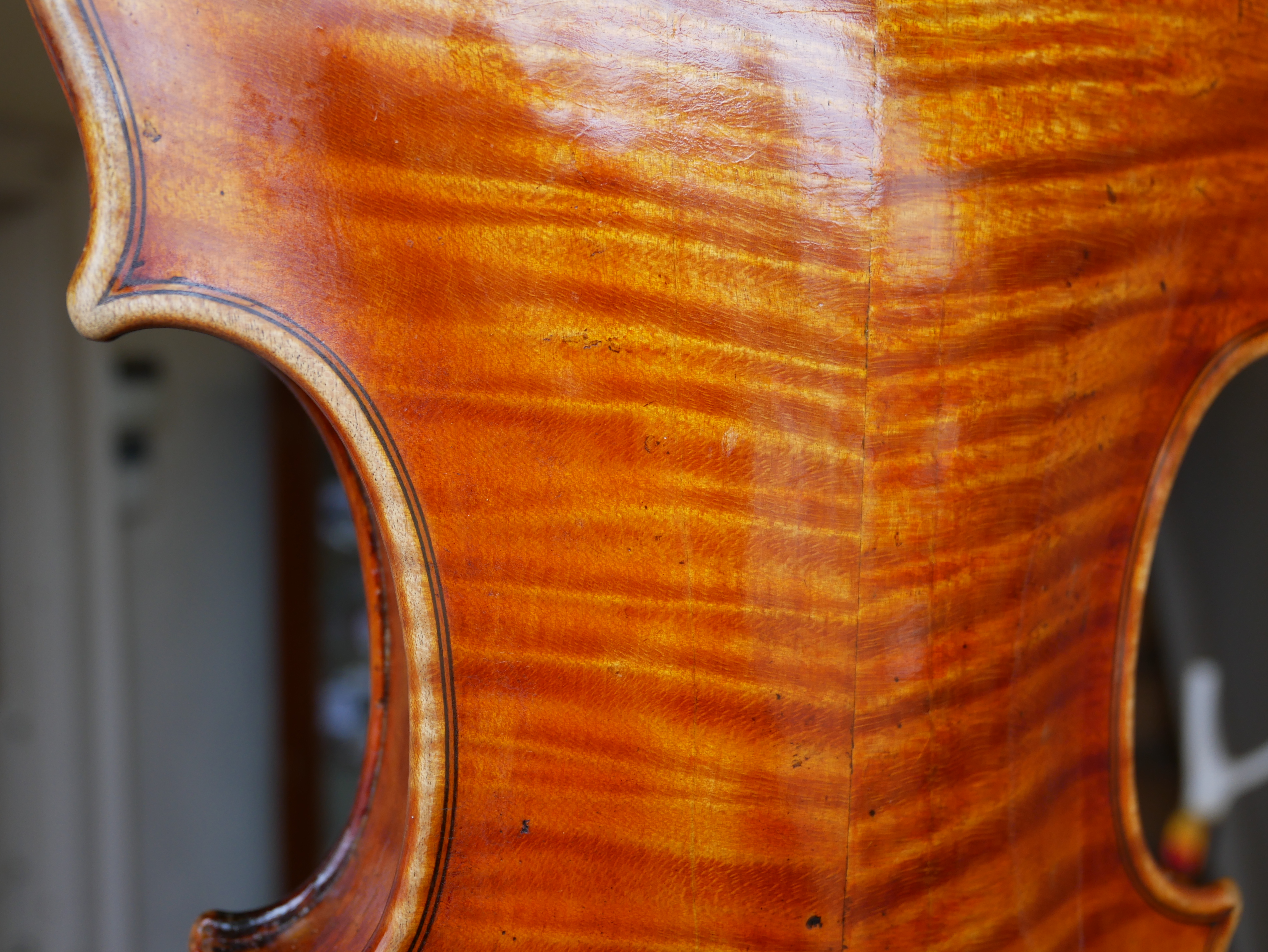 AN EARLY MID 19TH CENTURY FRENCH VIOLIN Indecipherable internal label, colour, orange oily, one - Bild 6 aus 46