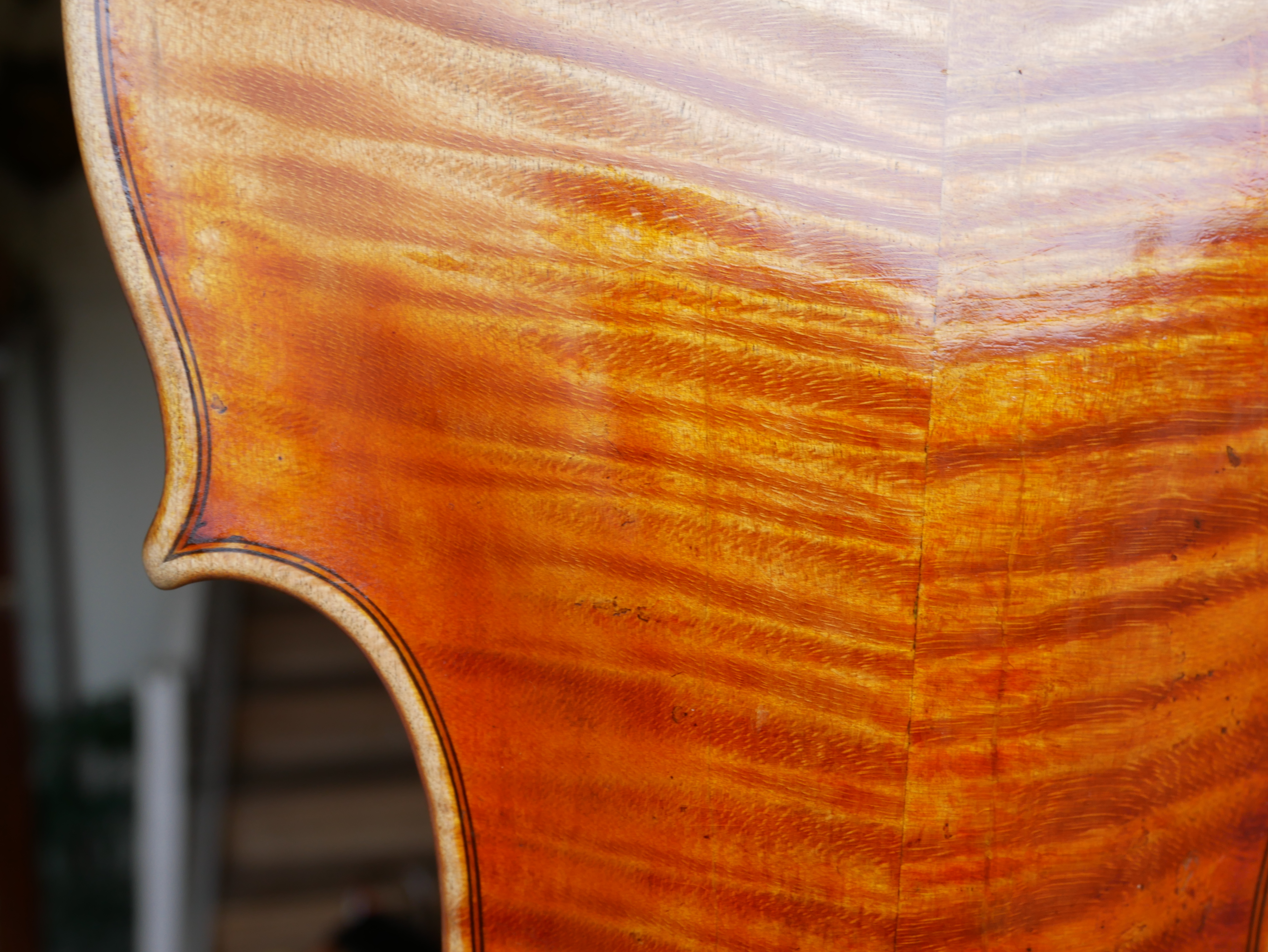 AN EARLY MID 19TH CENTURY FRENCH VIOLIN Indecipherable internal label, colour, orange oily, one - Bild 9 aus 46