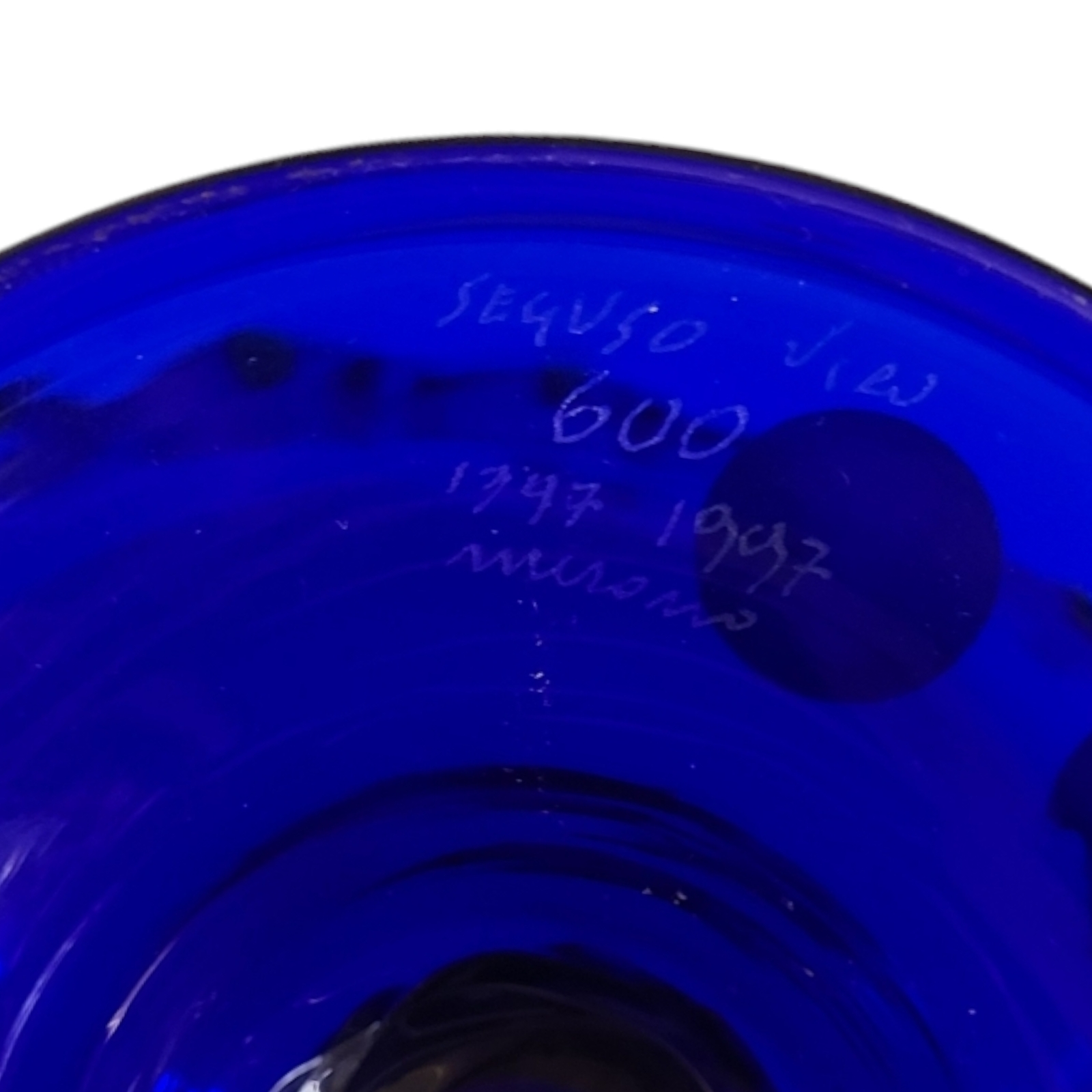 AN ITALIAN MURANO HAND BLOWN DARK BLUE GLASS PEDESTAL BOWL Applied to both sides with gilded glass - Image 4 of 7