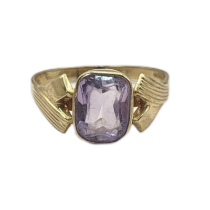 A VINTAGE 9CT GOLD AND AMETHYST RING The rectangular cut stone in a scrolled mount. (size N/O)