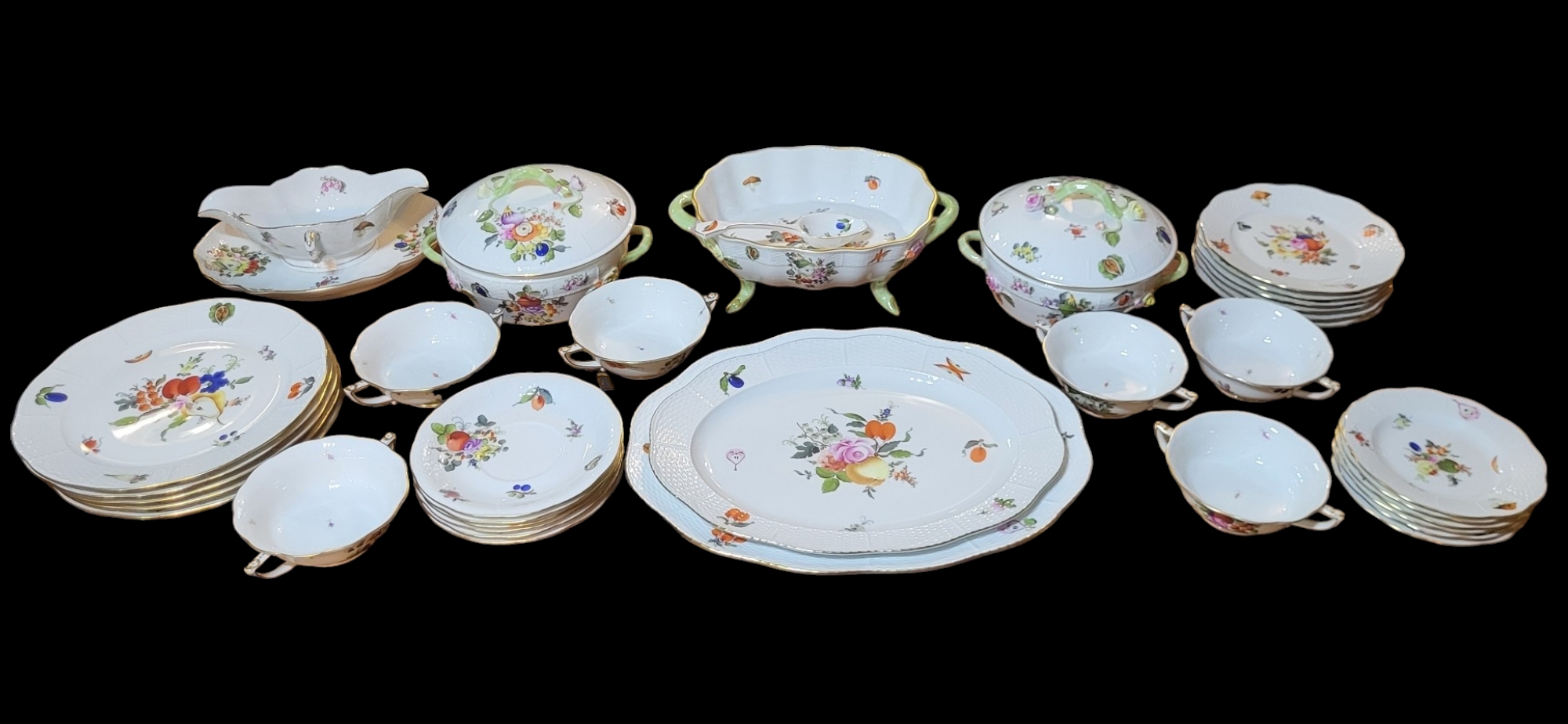 HEREND, A 20TH CENTURY HARD PORCELAIN DINNER SERVICE, CIRCA 1930 Comprising thirty-six pieces in