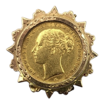 A VICTORIAN 22CT GOLD FULL SOVEREIGN COIN BROOCH, DATED 1882 Set with a young portrait bust of Queen