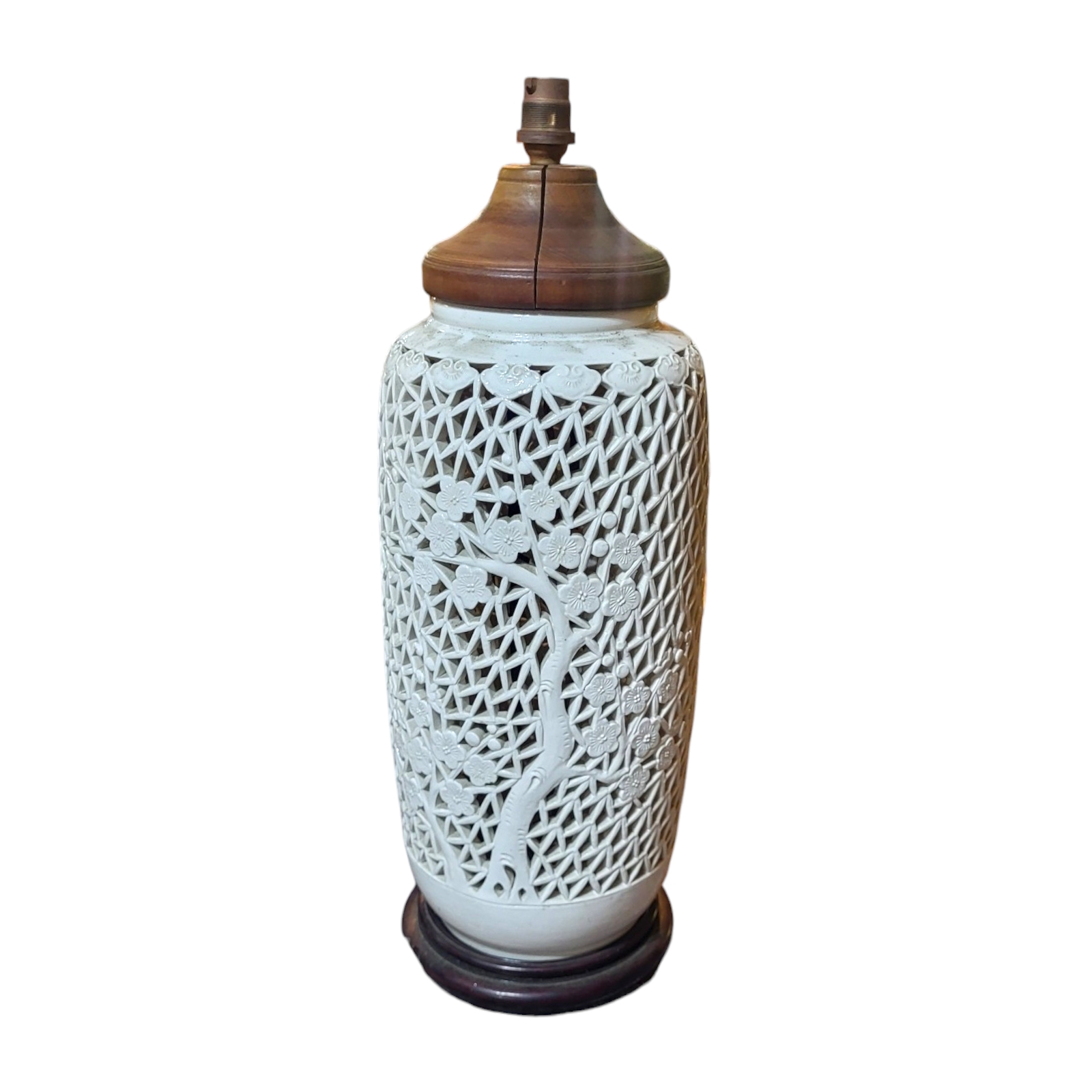 A CHINESE LATE QING DYNASTY BLANC DE CHINE PORCELAIN RETICULATED LAMP Decorated with openwork - Image 2 of 3
