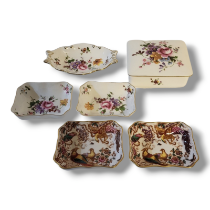 ROYAL CROWN DERBY, A COLLECTION OF VINTAGE PORCELAIN TRINKETS A box and cover and three dishes