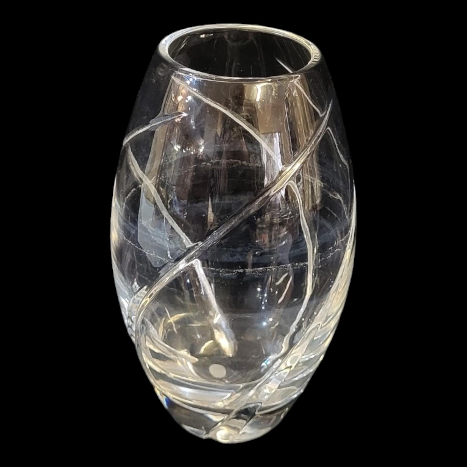TIFFANY AND CO., A VINTAGE CUT LEAD CRYSTAL VASE Having entwined cuts and Tiffany and Co. stencil - Image 3 of 5