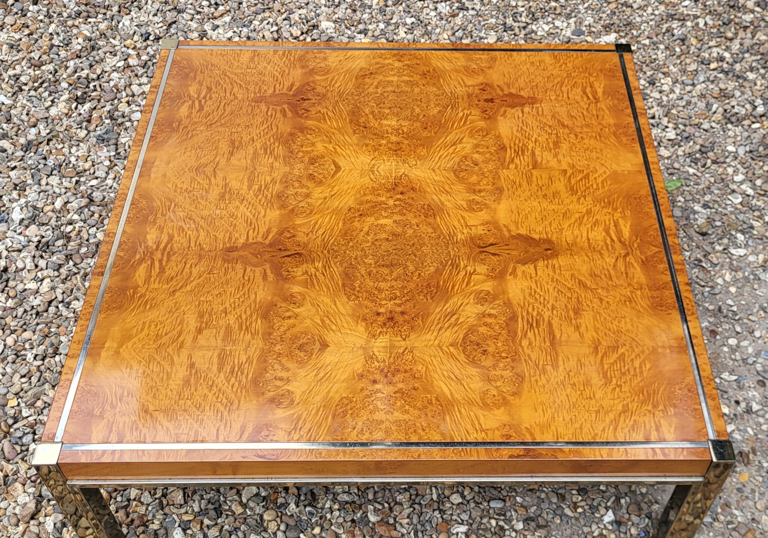 ATT. TO RENATO ZEVI, A STYLISH MID CENTURY ITALIAN BURR AND FIGURED WALNUT COFFEE TABLE With brass - Image 6 of 6