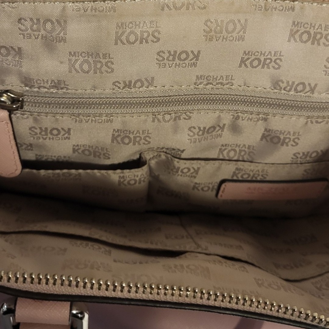 MICHAEL KORS, A VINTAGE PINK LEATHER SHOULDER BAG Twin handles with strap and chrome finish to - Image 4 of 5