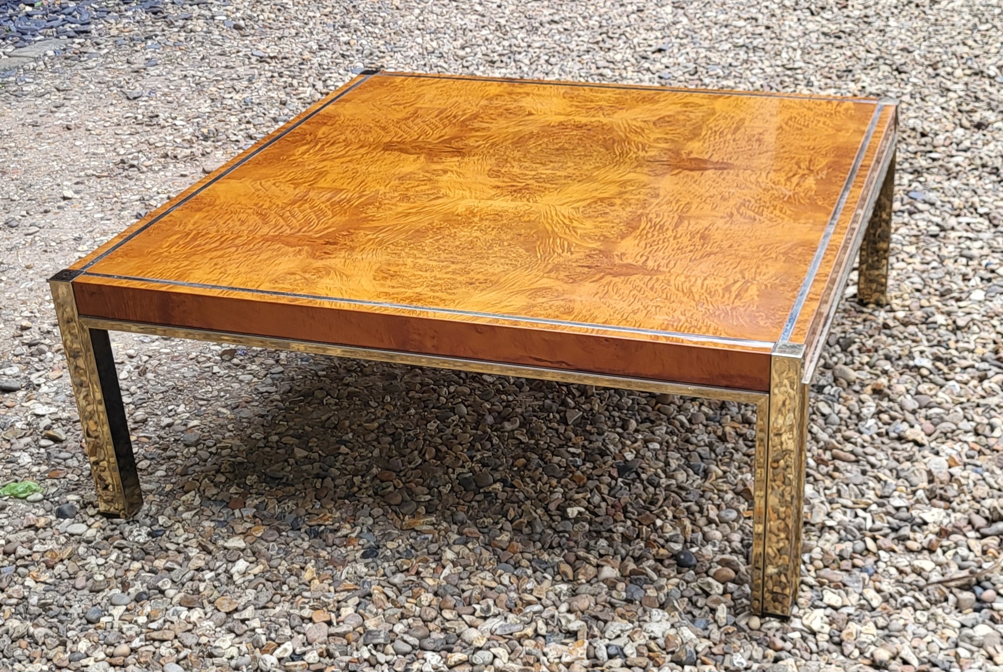 ATT. TO RENATO ZEVI, A STYLISH MID CENTURY ITALIAN BURR AND FIGURED WALNUT COFFEE TABLE With brass - Image 4 of 6