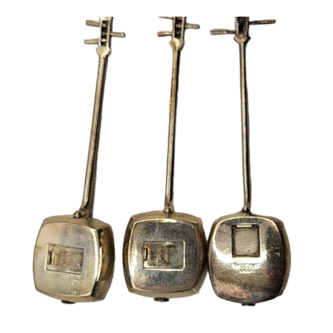 A SET OF THREE VINTAGE JAPANESE SILVER NOVELTY SHAMISEN BOXES MODELLED AS MUSICAL INSTRUMENTS With - Image 4 of 5