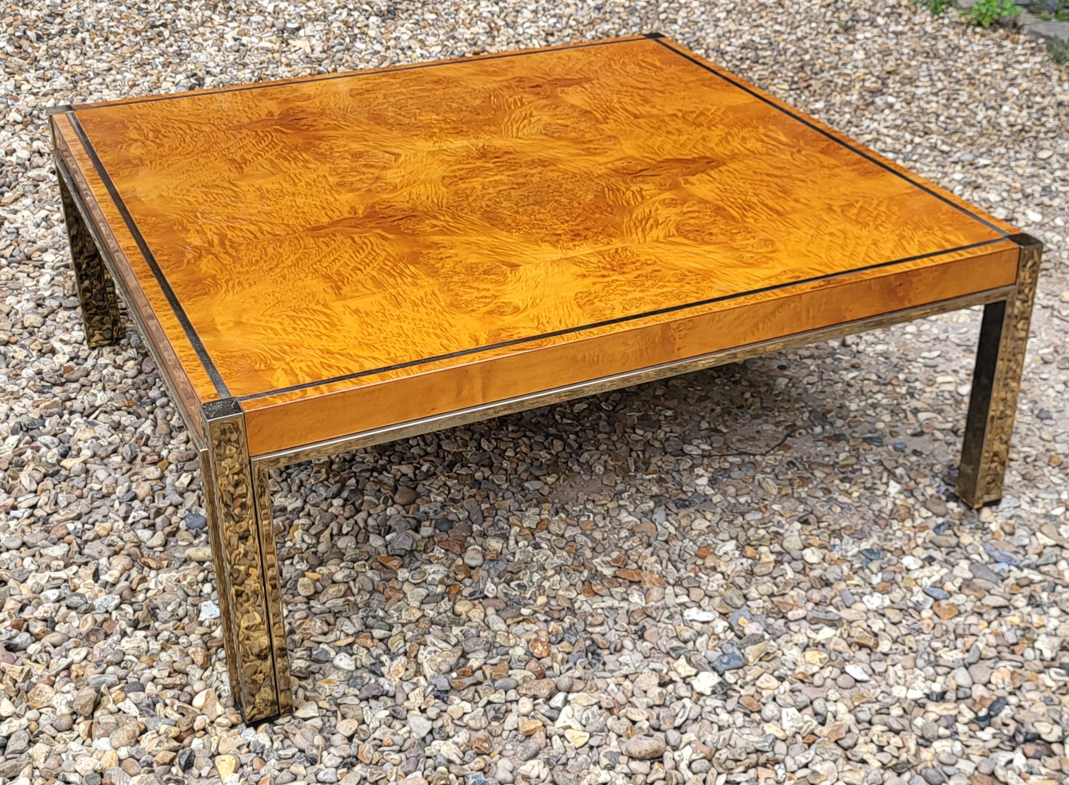 ATT. TO RENATO ZEVI, A STYLISH MID CENTURY ITALIAN BURR AND FIGURED WALNUT COFFEE TABLE With brass - Image 5 of 6