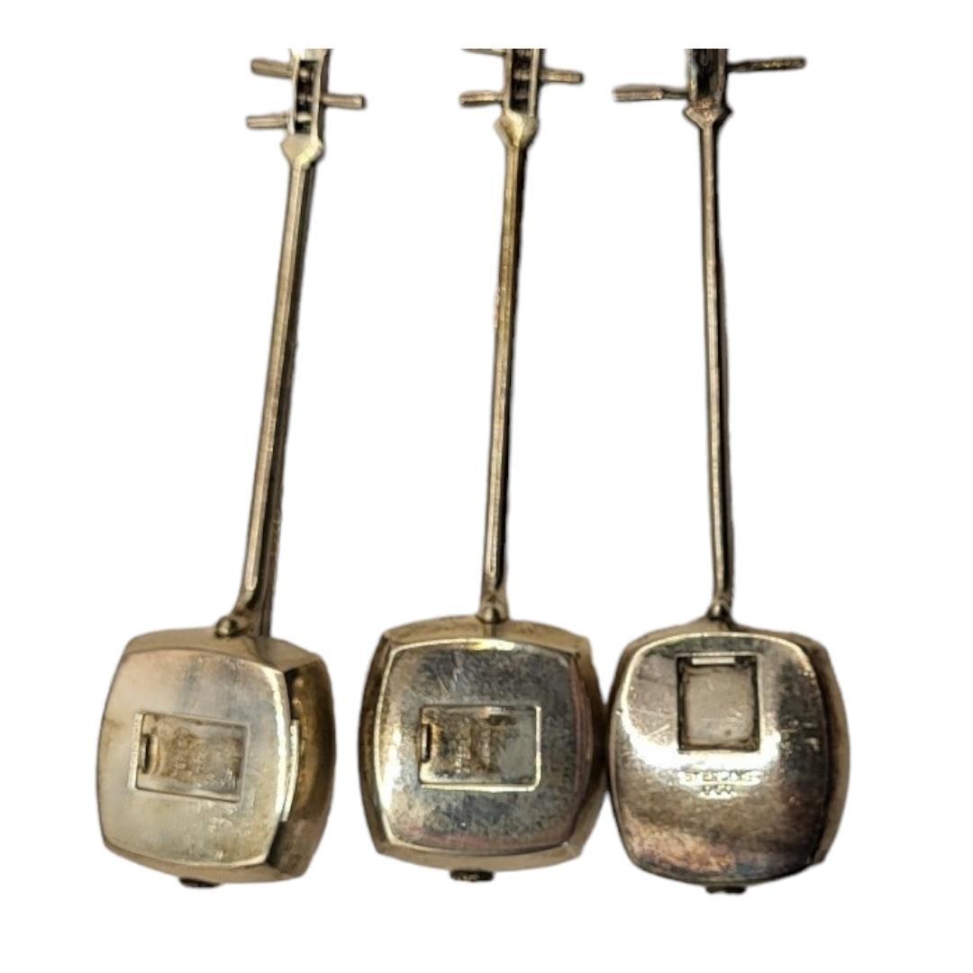 A SET OF THREE VINTAGE JAPANESE SILVER NOVELTY SHAMISEN BOXES MODELLED AS MUSICAL INSTRUMENTS With - Image 5 of 5