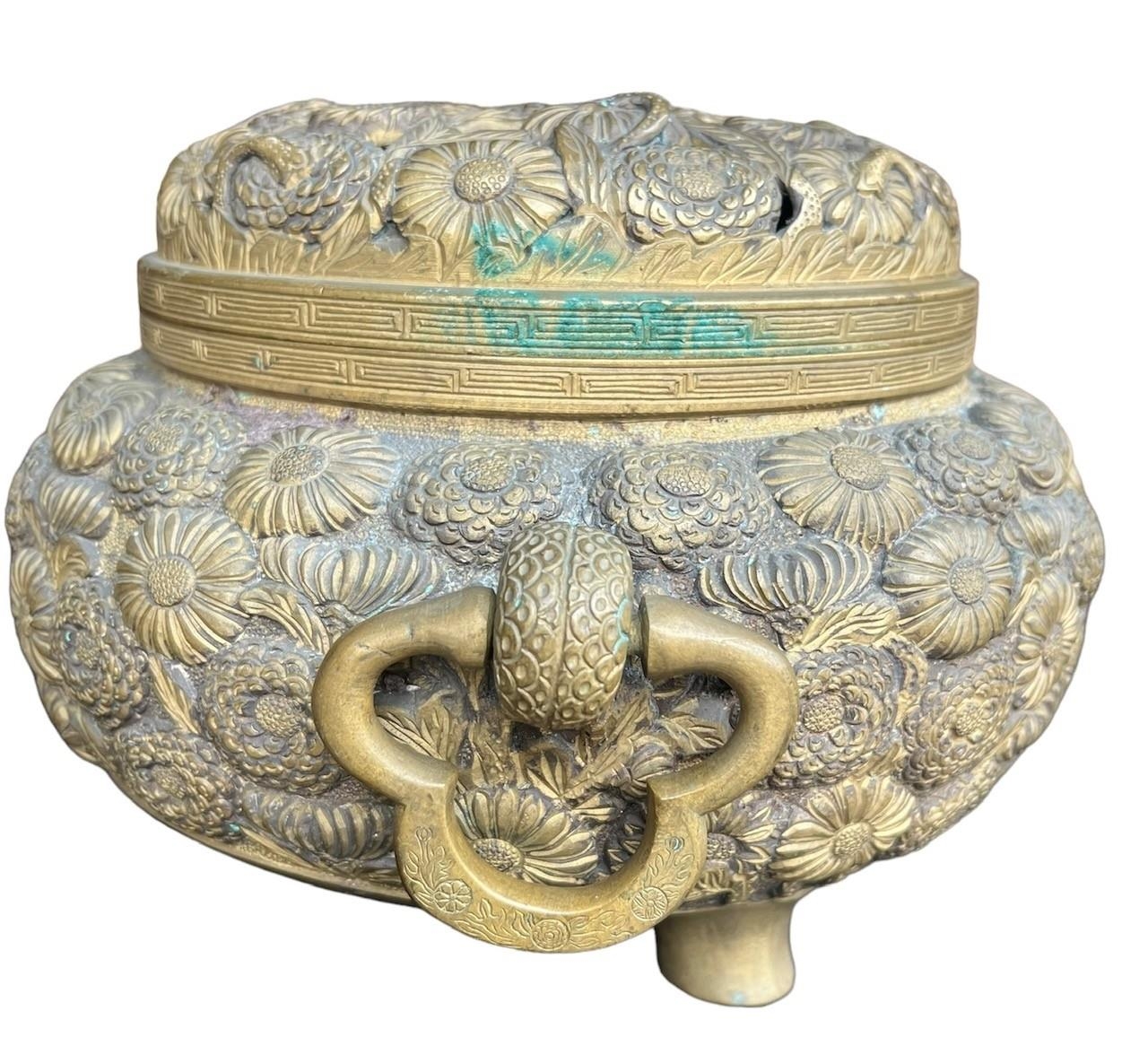 A LARGE JAPANESE MEIJI PERIOD BRONZE KORO AND COVER Decorated with sixteenth petal chrysanthemum - Image 3 of 8