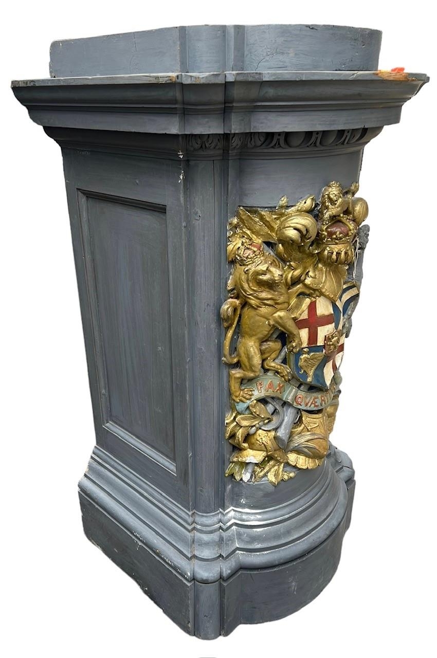 A LARGE LATE 19TH/EARLY 20TH CENTURY PAINTED PLINTH With polychrome, plaster coat of arms. (h - Image 4 of 5