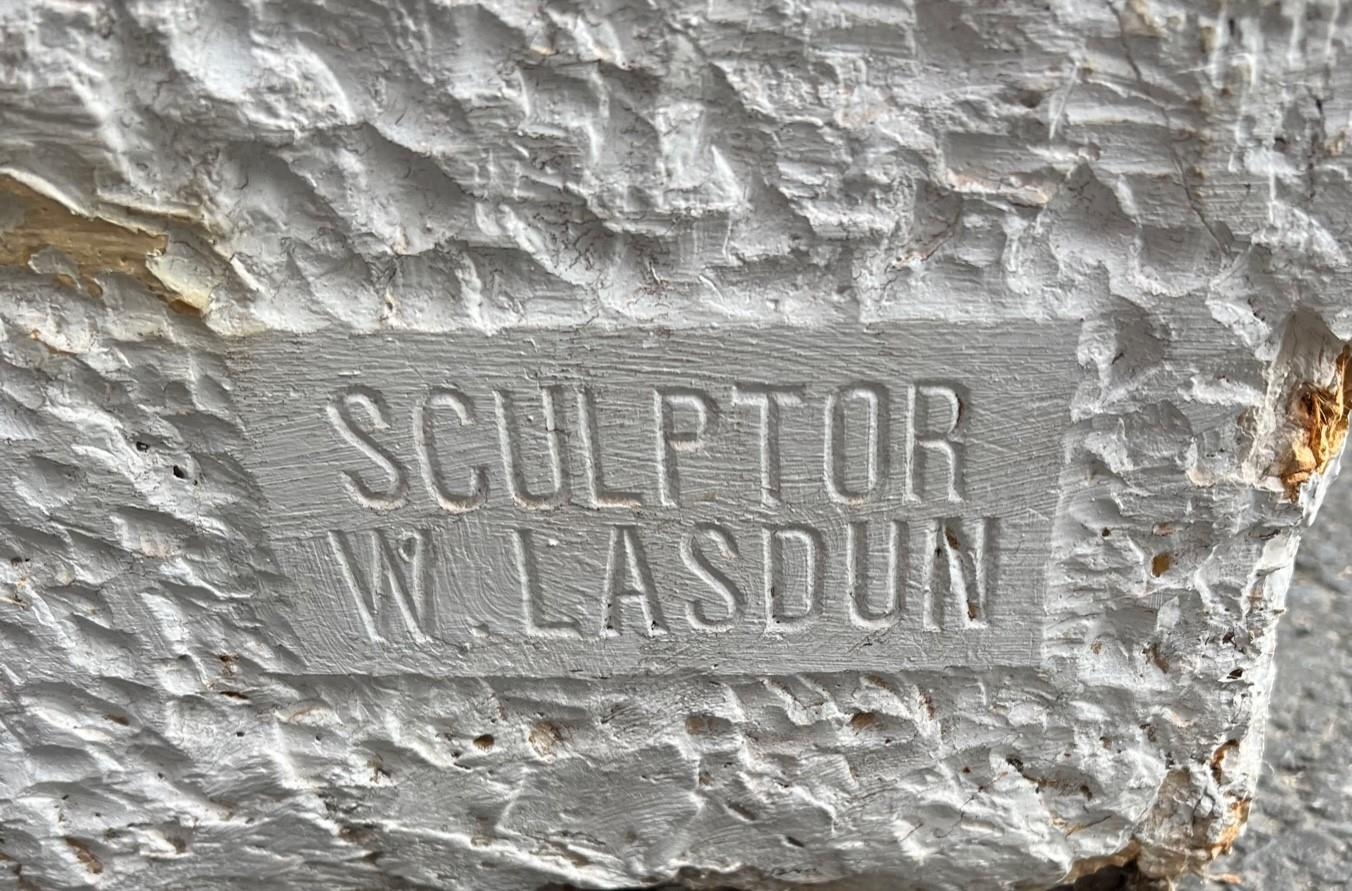 WILLIAM LASDUN, B. 1960, A LARGE ABSTRACT PLASTER SCULPTURE Titled ‘Isis’, signed to plinth base, - Bild 3 aus 3