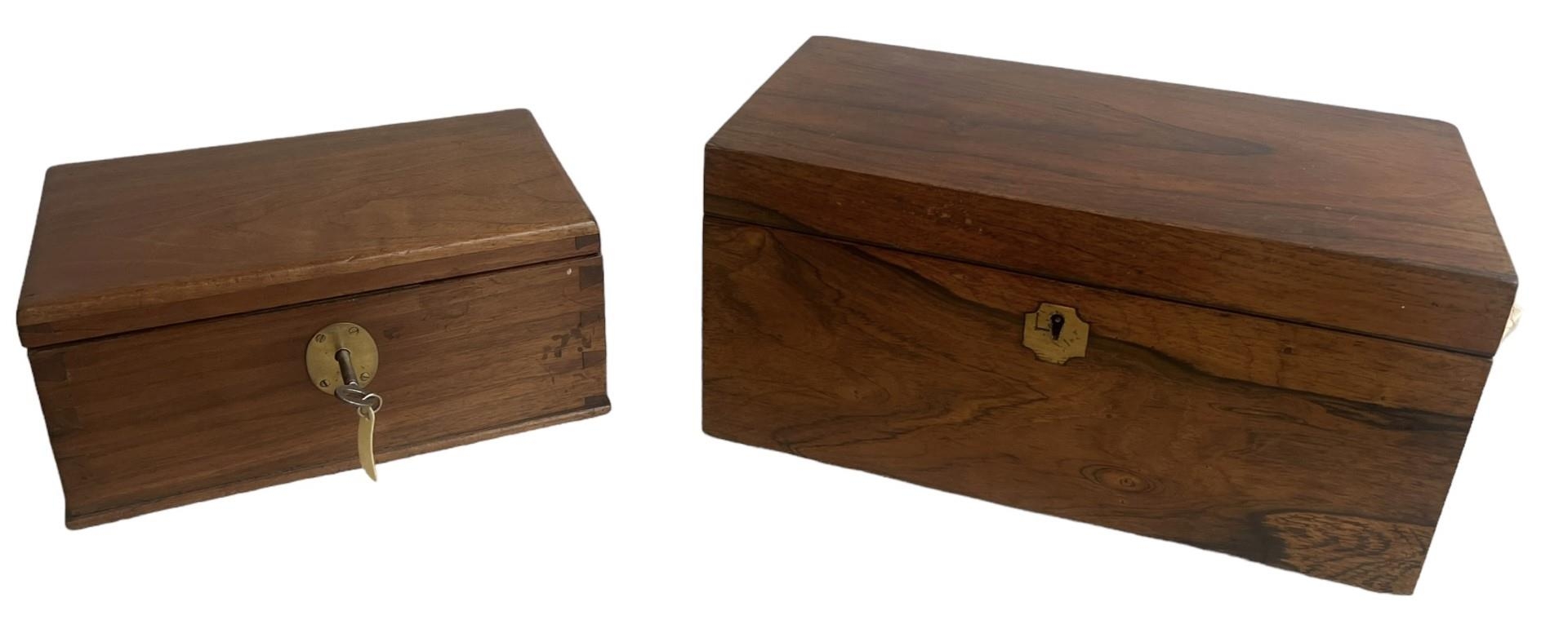 AN EARLY 19TH CENTURY REGENCY ROSEWOOD TEA CADDY The hinged lid opening to reveal fitted interior, - Bild 2 aus 2