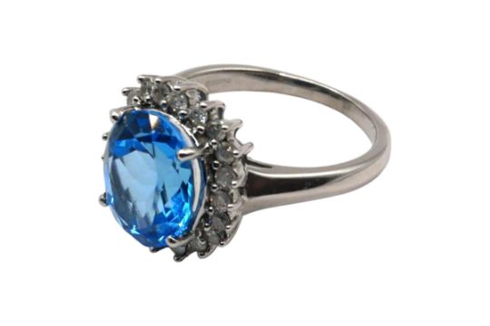 A 9CT WHITE GOLD, BLUE TOPAZ AND DIAMOND RING Having central oval cut blue topaz (approx. 12mm x - Image 3 of 5