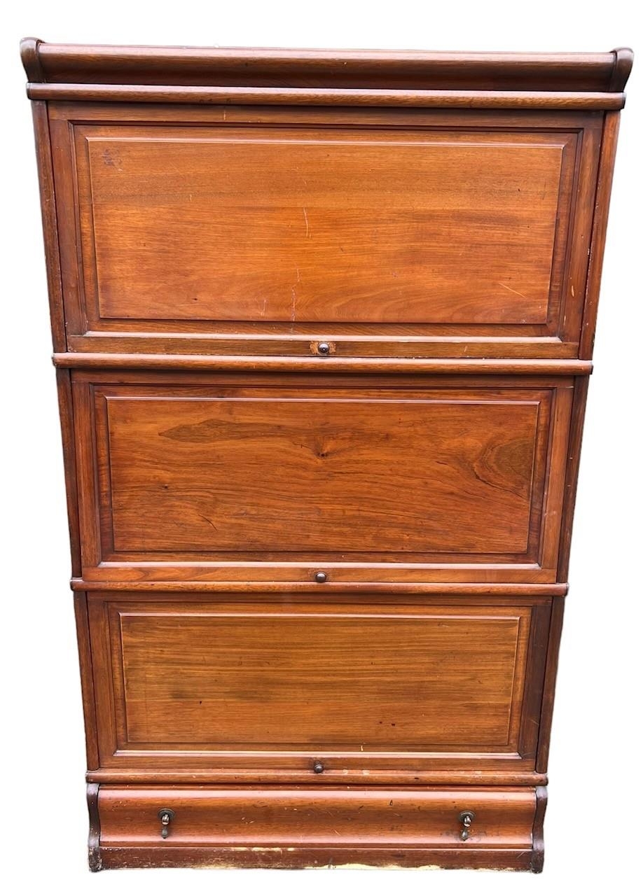 AN EARLY 20TH CENTURY MAHOGANY GLOBE WERNICKE DESIGN THREE SECTION BOOKCASE With paneled doors above