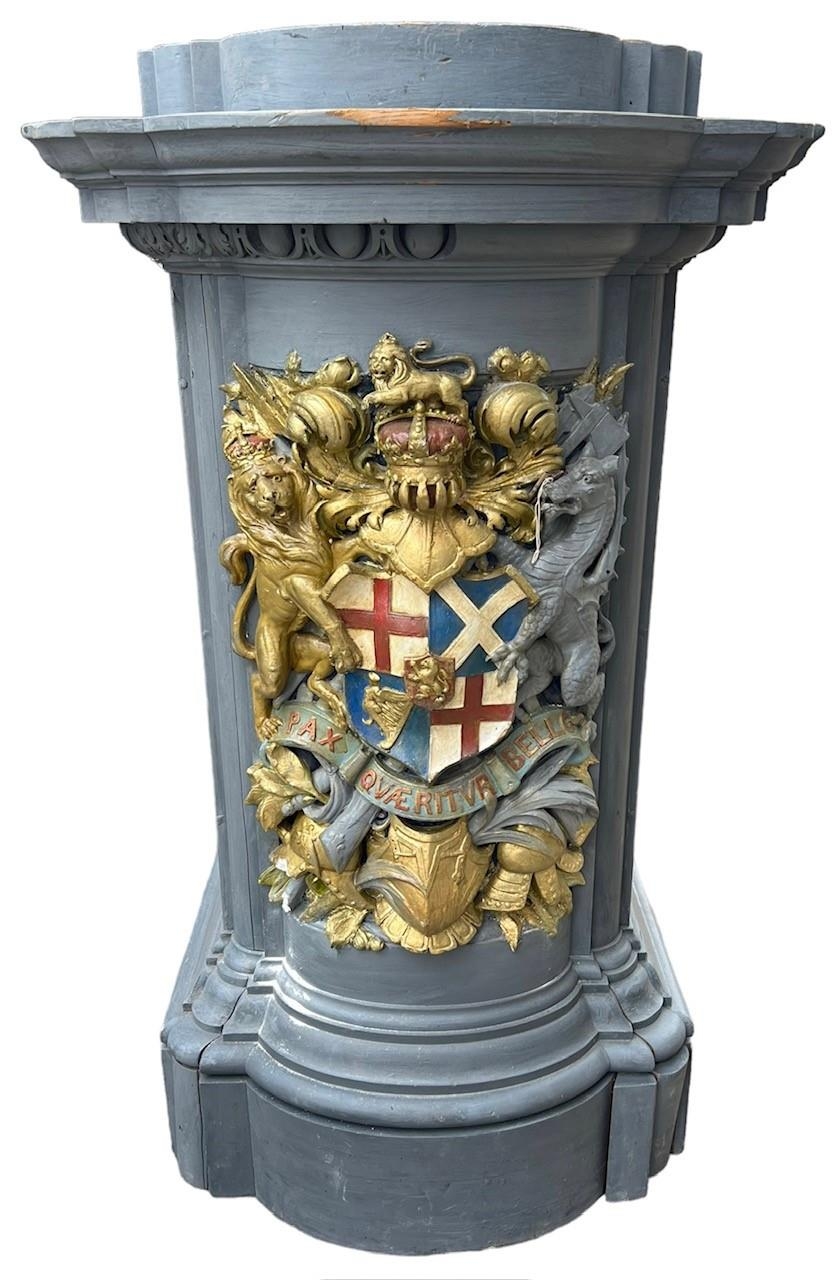 A LARGE LATE 19TH/EARLY 20TH CENTURY PAINTED PLINTH With polychrome, plaster coat of arms. (h - Image 2 of 5