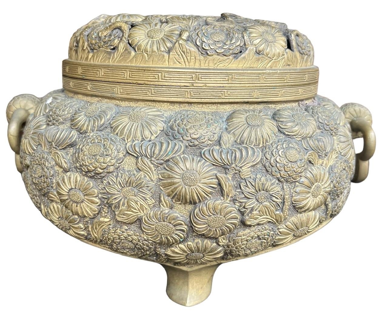 A LARGE JAPANESE MEIJI PERIOD BRONZE KORO AND COVER Decorated with sixteenth petal chrysanthemum - Image 4 of 8