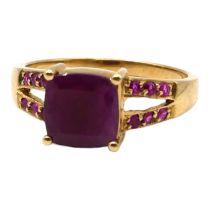 A VINTAGE 9CT GOLD, RUBY AND PINK SPINEL RING Having central stylised radiant cut ruby (approx.