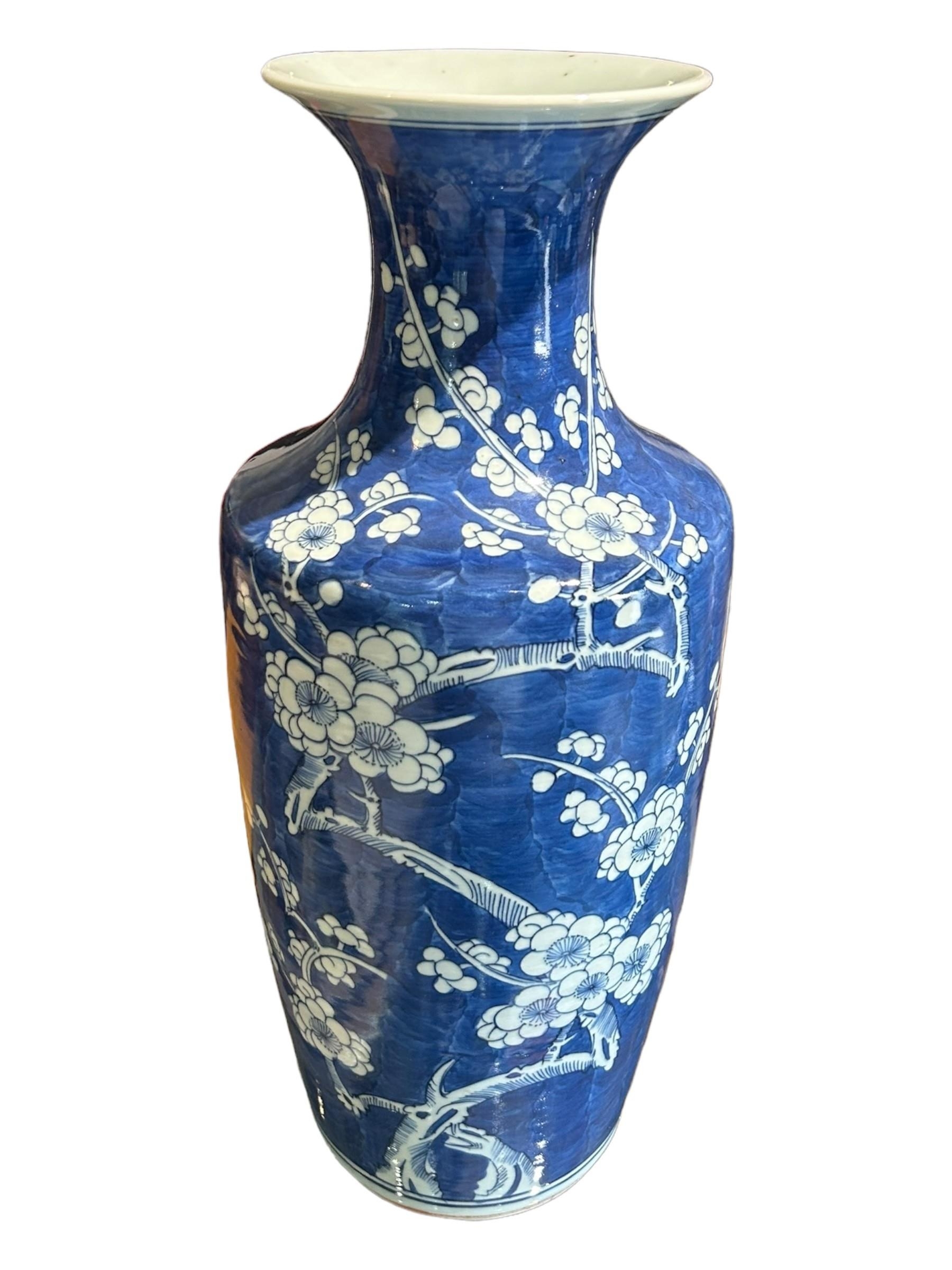 A LARGE CHINESE BLUE AND WHITE PRUNUS BLOSSOM BALUSTER VASE. (h 44cm x d 18.5cm)