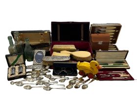 A COLLECTION VICTORIAN AND LATER SUNDRY ITEMS, TO INCLUDE GROOMING SETS, SILVER PLATED SPOONS, GLASS