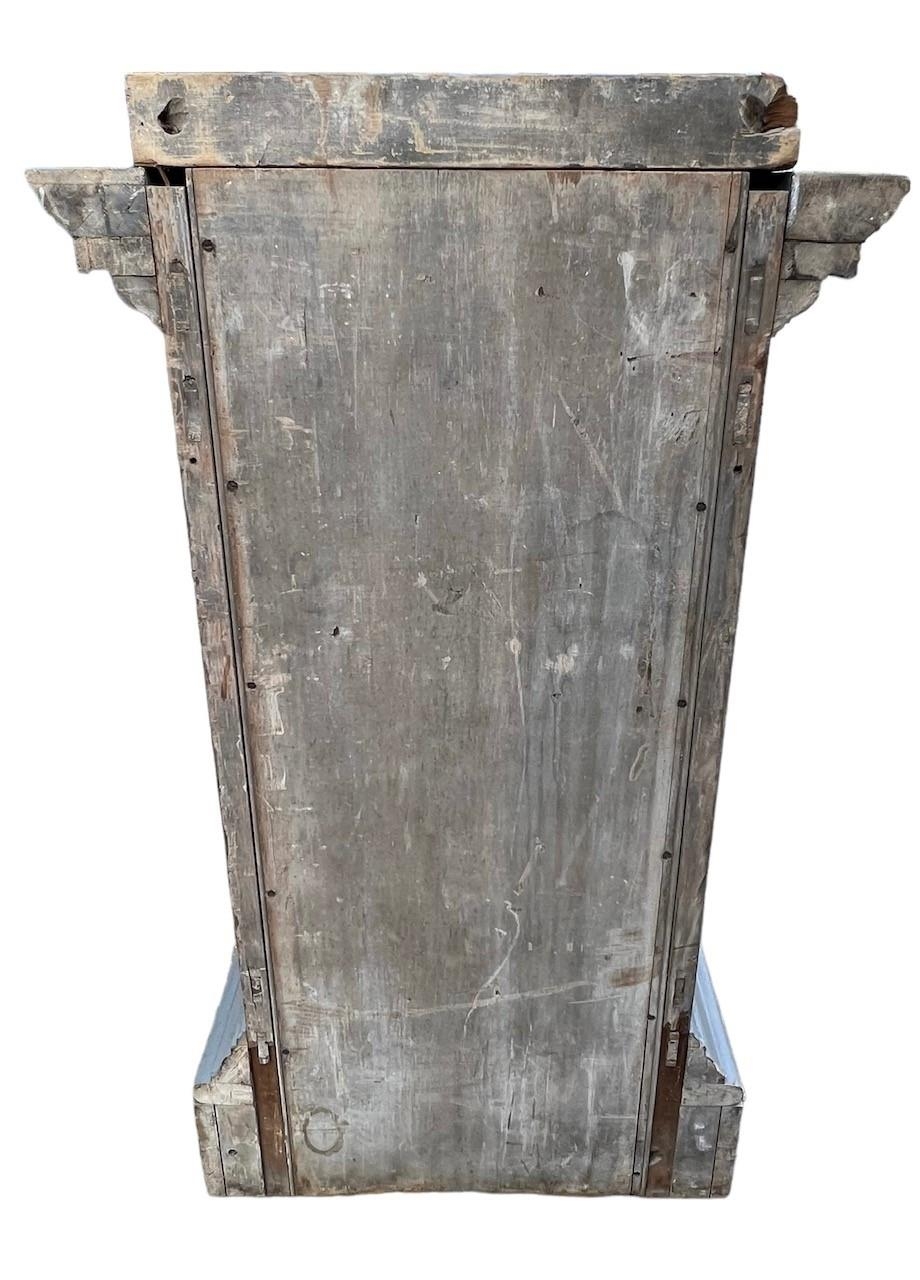 A LARGE LATE 19TH/EARLY 20TH CENTURY PAINTED PLINTH With polychrome, plaster coat of arms. (h - Image 5 of 5