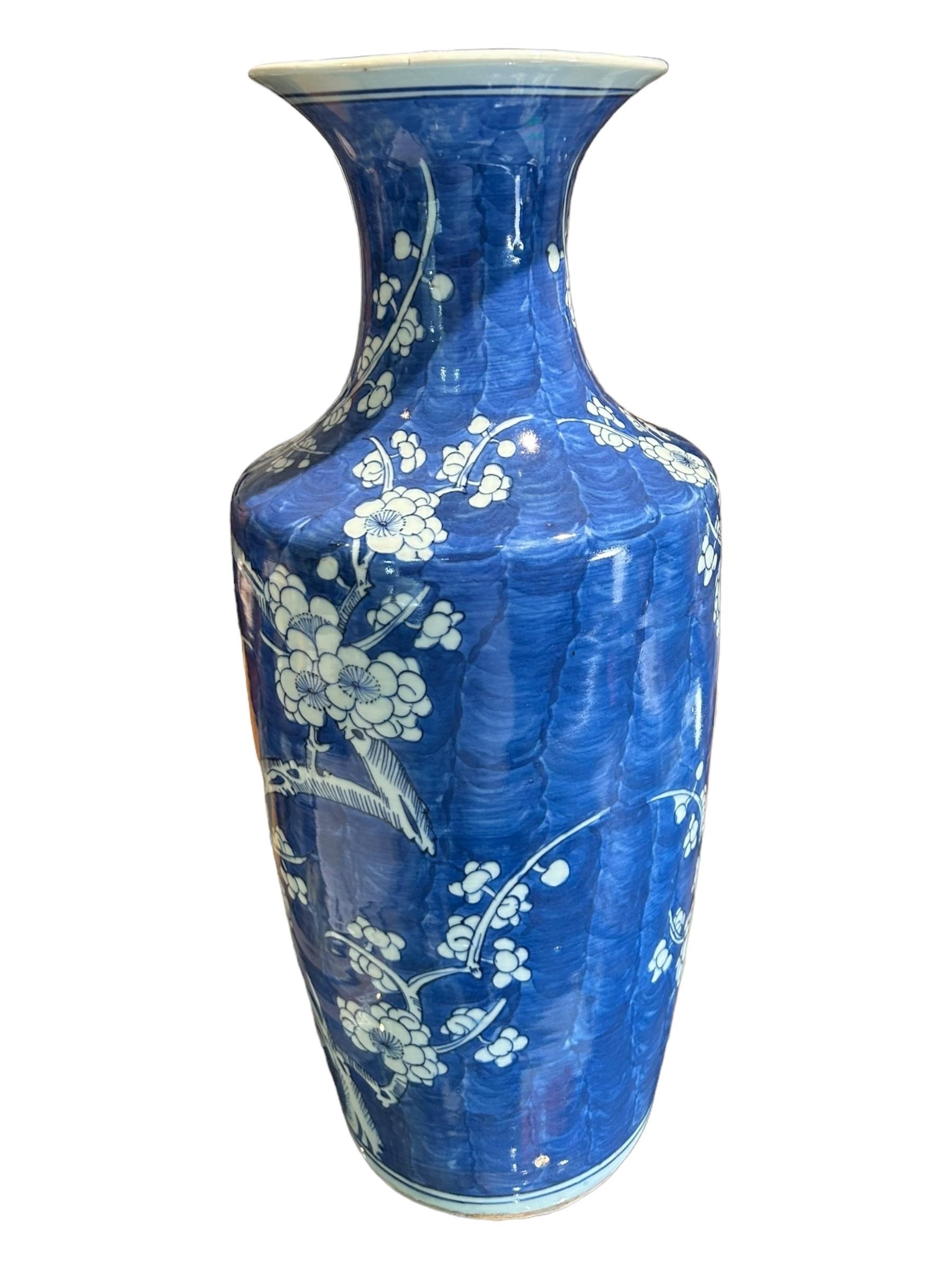 A LARGE CHINESE BLUE AND WHITE PRUNUS BLOSSOM BALUSTER VASE. (h 44cm x d 18.5cm) - Image 5 of 6