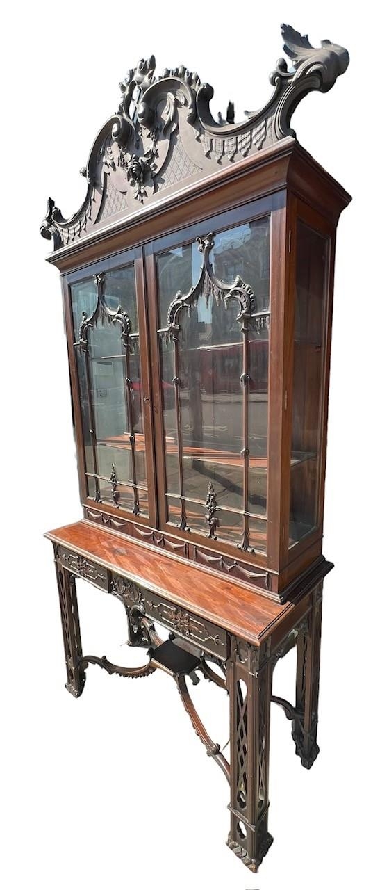 MANNER OF THOMAS CHIPPENDALE, A 19TH CENTURY CHINESE CHIPPENDALE CARVED MAHOGANY DISPLAY CABINET - Image 2 of 6