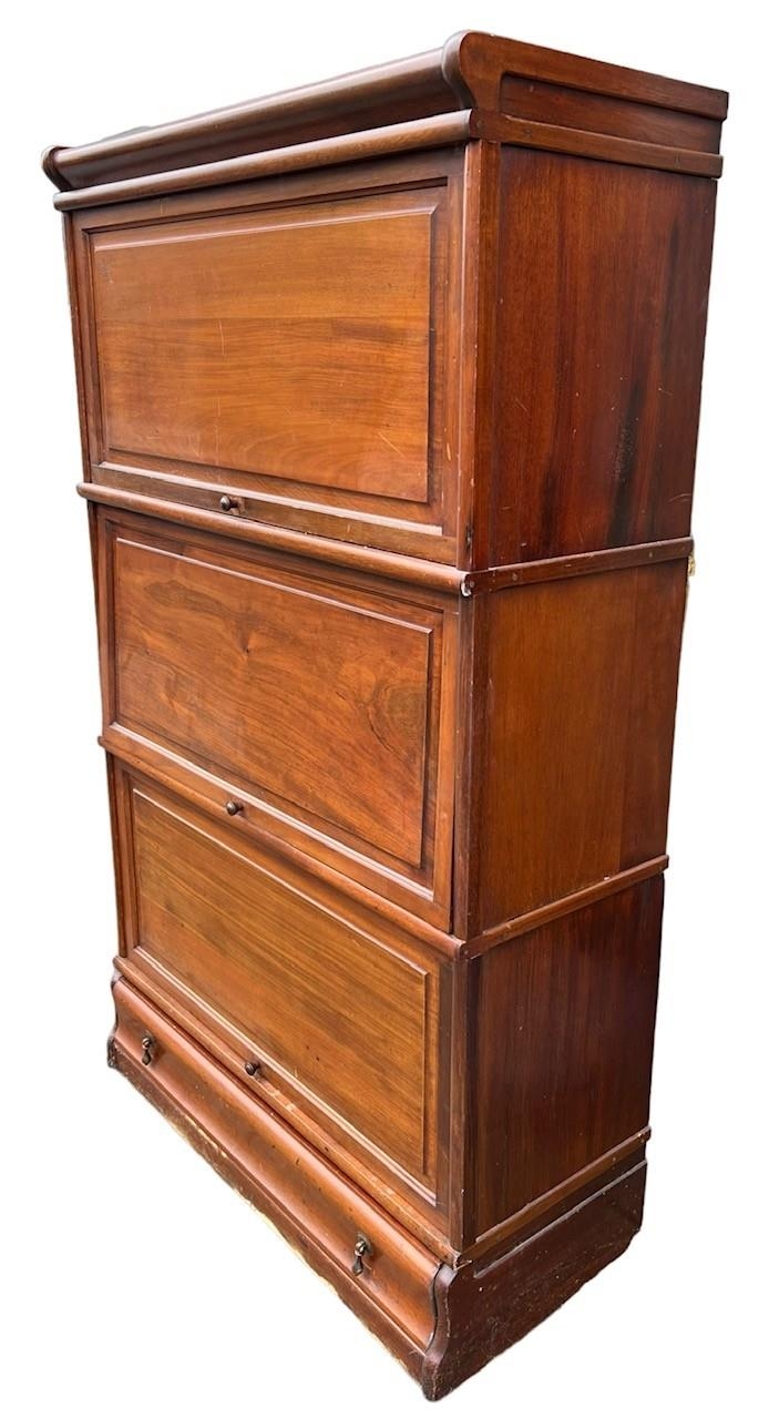 AN EARLY 20TH CENTURY MAHOGANY GLOBE WERNICKE DESIGN THREE SECTION BOOKCASE With paneled doors above - Image 2 of 5