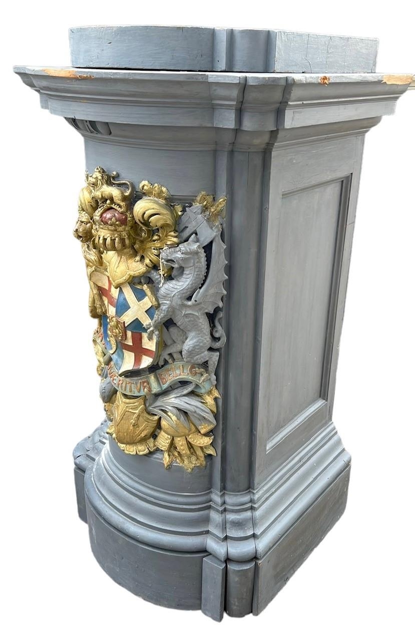 A LARGE LATE 19TH/EARLY 20TH CENTURY PAINTED PLINTH With polychrome, plaster coat of arms. (h - Image 3 of 5