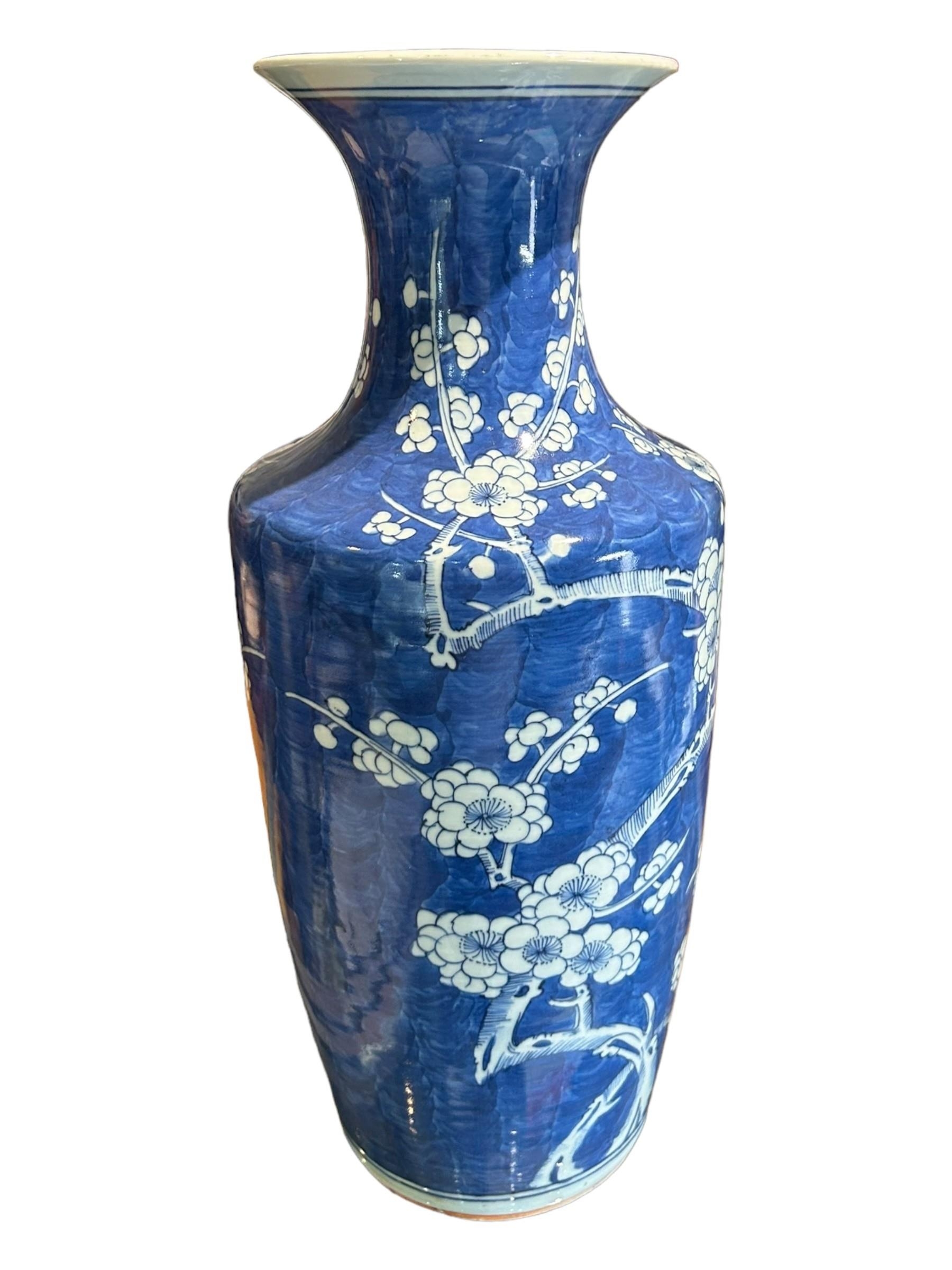 A LARGE CHINESE BLUE AND WHITE PRUNUS BLOSSOM BALUSTER VASE. (h 44cm x d 18.5cm) - Image 4 of 6