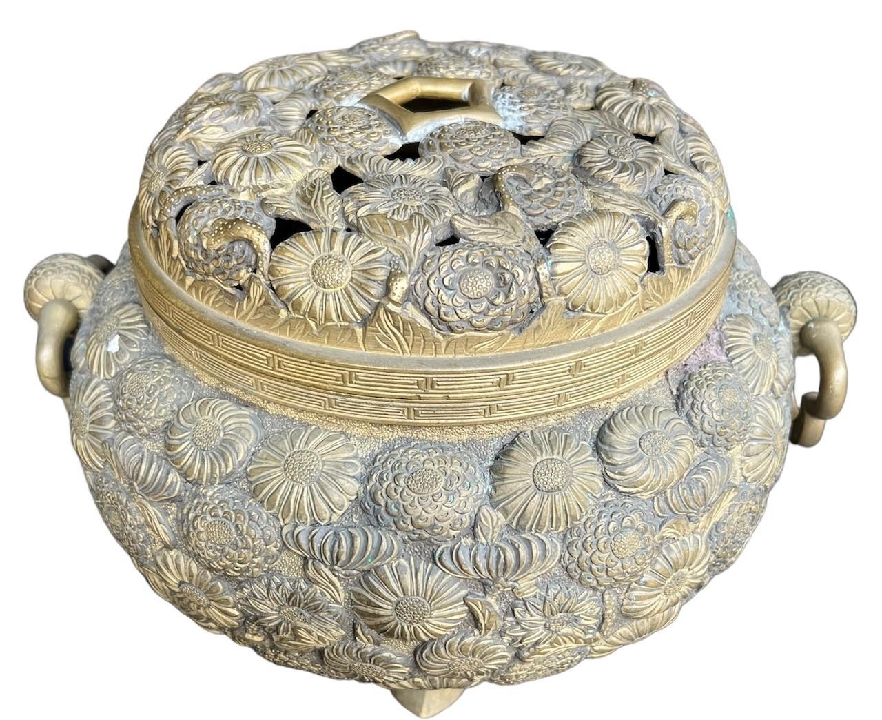 A LARGE JAPANESE MEIJI PERIOD BRONZE KORO AND COVER Decorated with sixteenth petal chrysanthemum - Image 5 of 8