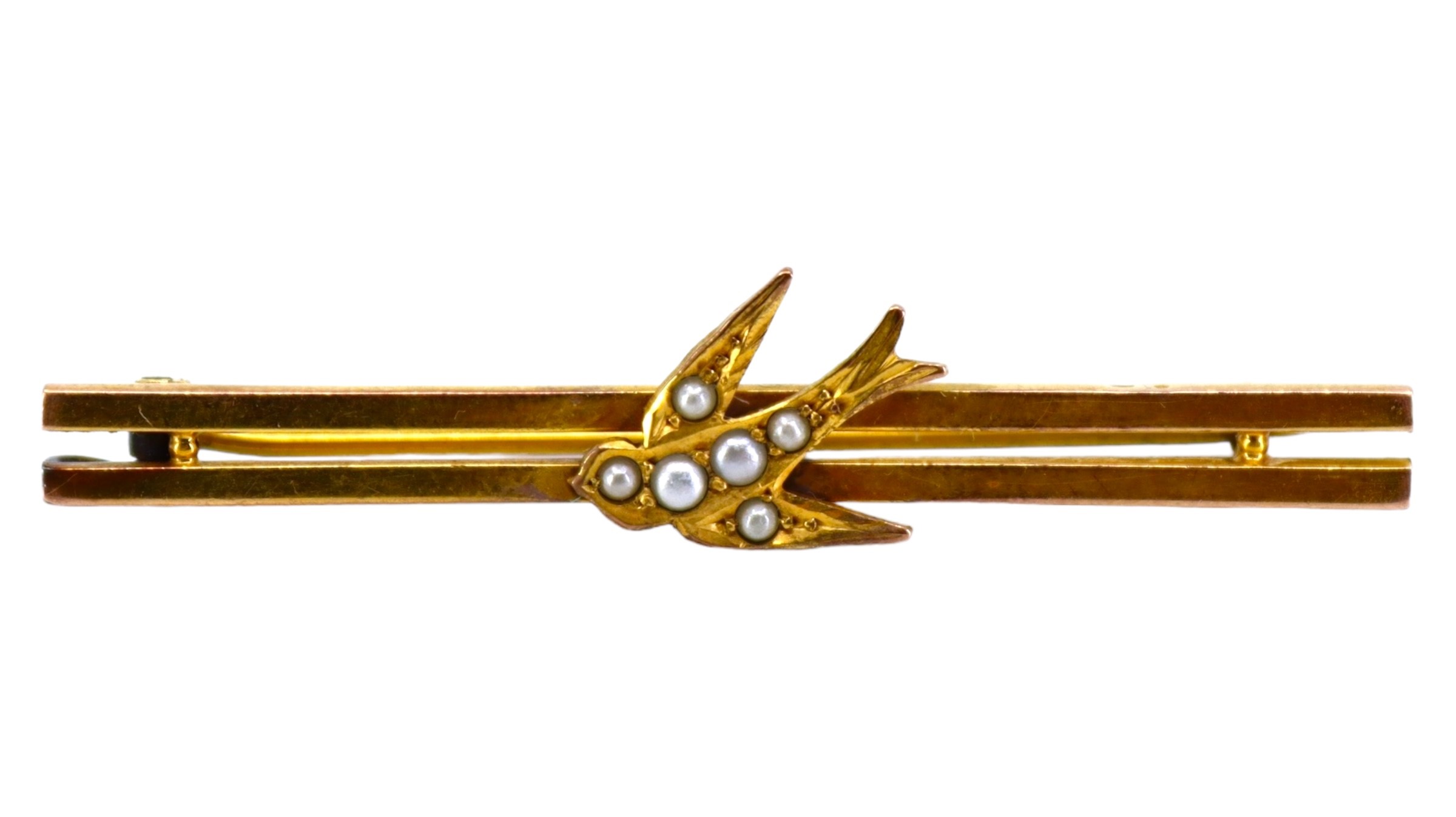 AN EDWARDIAN YELLOW METAL AND PEARL BAR BROOCH Depicting a Swallow bird, yellow metal tested as - Image 2 of 4