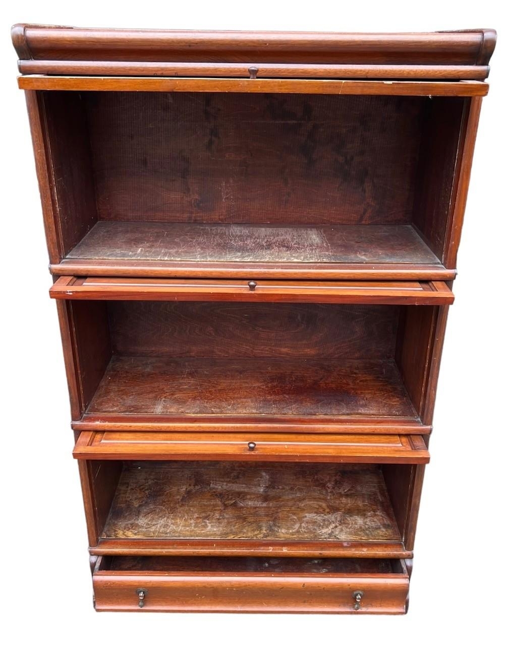AN EARLY 20TH CENTURY MAHOGANY GLOBE WERNICKE DESIGN THREE SECTION BOOKCASE With paneled doors above - Image 5 of 5