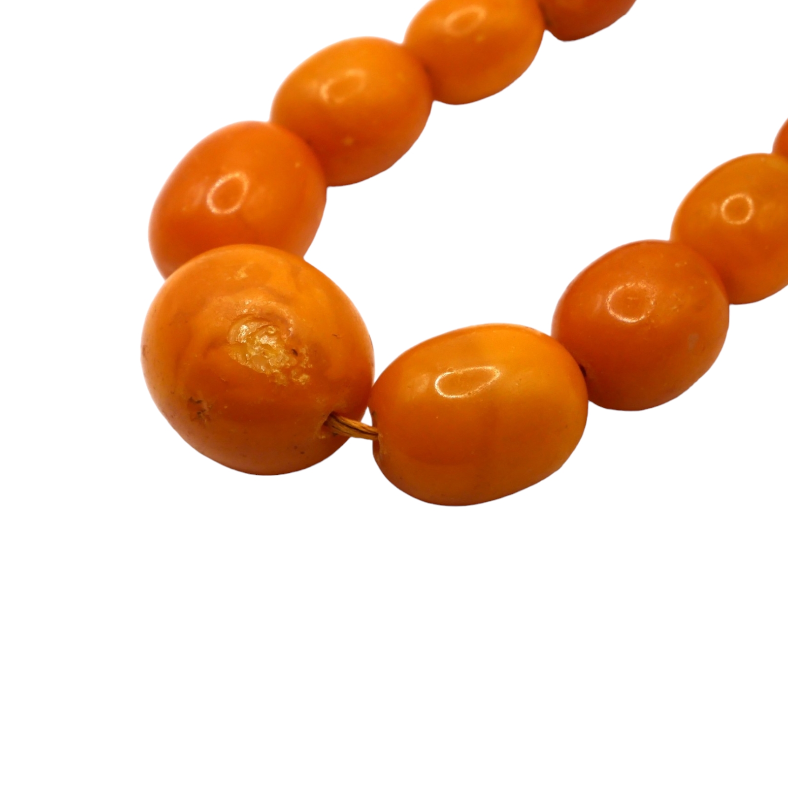 AN EARLY 20TH CENTURY BUTTERSCOTCH AMBER BEADED NECKLACE Having twenty graduated amber beads. ( - Image 2 of 3