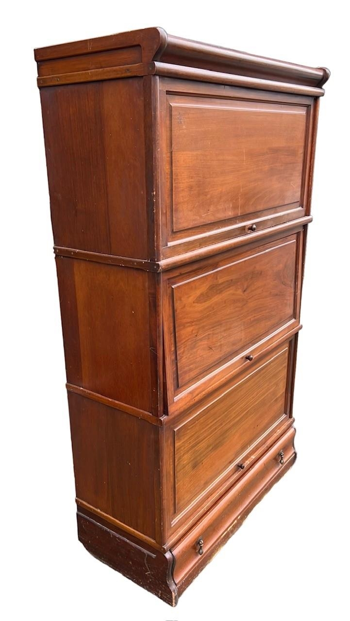AN EARLY 20TH CENTURY MAHOGANY GLOBE WERNICKE DESIGN THREE SECTION BOOKCASE With paneled doors above - Image 4 of 5