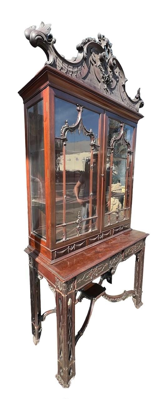 MANNER OF THOMAS CHIPPENDALE, A 19TH CENTURY CHINESE CHIPPENDALE CARVED MAHOGANY DISPLAY CABINET - Image 3 of 6
