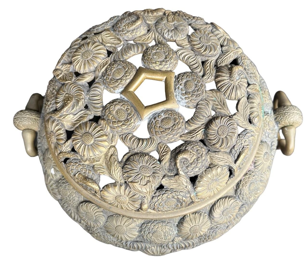A LARGE JAPANESE MEIJI PERIOD BRONZE KORO AND COVER Decorated with sixteenth petal chrysanthemum - Image 6 of 8