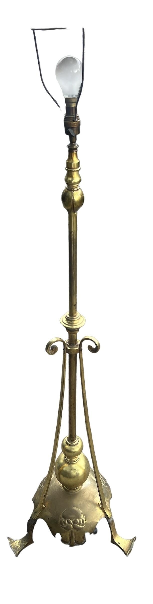 A VICTORIAN ART NOUVEAU BRASS FLOOR STANDING LAMP. (h 167cm)