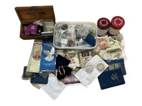 A COLLECTION OF 20TH CENTURY COINS AND BANKNOTES.