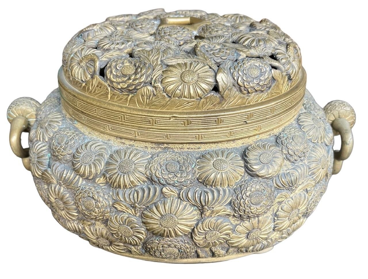 A LARGE JAPANESE MEIJI PERIOD BRONZE KORO AND COVER Decorated with sixteenth petal chrysanthemum - Image 2 of 8