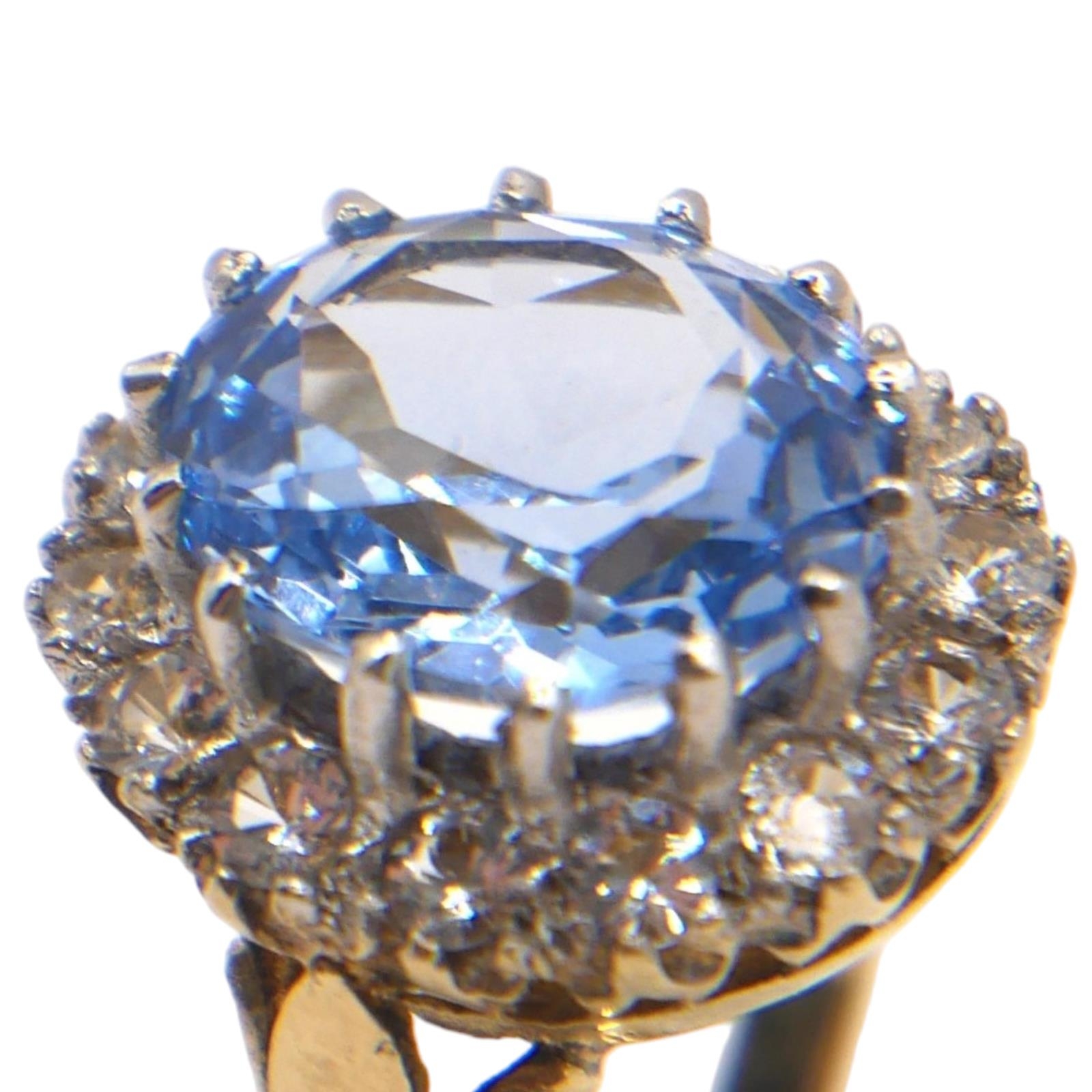 A VINTAGE 9CT GOLD, BLUE TOPAZ AND WHITE TANZANITE RING Having central oval cut blue topaz ( - Image 5 of 7